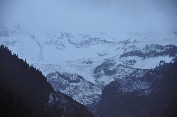 No final da tarde, o colossal Mount Rainier dá o ar de sua graça, no estado de Washington, oeste dos Estados Unidos